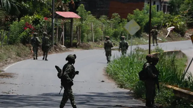 epa11261094 Colombian soldiers patrol near the police station that was attacked at dawn, in the town of Robles in the municipality of Jamundi, Colombia, 05 April 2024. A grenade attack on a police station in a rural area of the Colombian municipality of JamundÃ, in the department of Valle del Cauca (southwest), attributed by the authorities to FARC dissidents, adds to another attack on a military canton in the city of Cali in the last 24 hours a new escalation of violence. EPA/Ernesto Guzmán