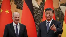 epa10285822 President of China Xi Jinping (R) welcomes German Chancellor Olaf Scholz (L) in the East Hall of the Great Hall of the People in Beijing, China, 04 November 2022. German Chancellor Scholz is on his first visit to China. The focus of the visit will include German-Chinese relations, economic cooperation, the Ukraine conflict and the Taiwan issue. EPA/KAY NIETFELD / POOL