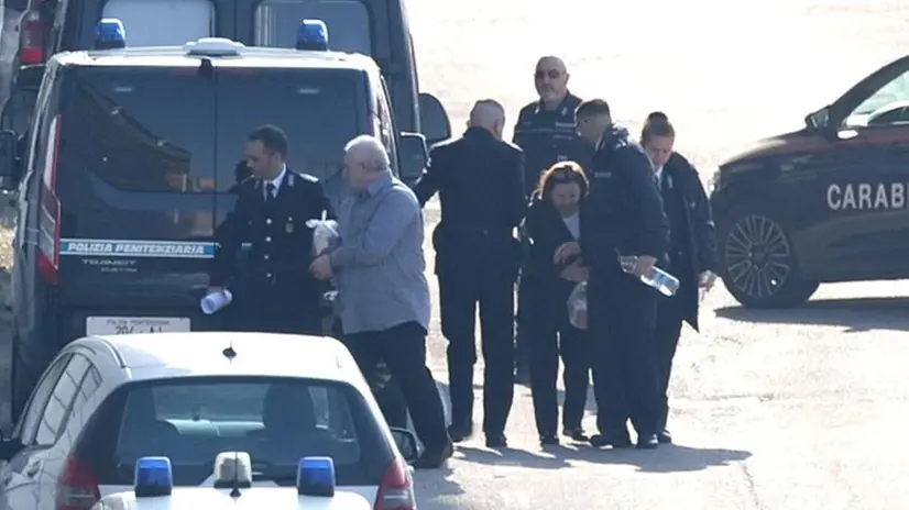 L'arrivo di Rosa Bazzi e Olindo Romano al tribunale di Brescia - Foto Ansa © www.giornaledibrescia.it