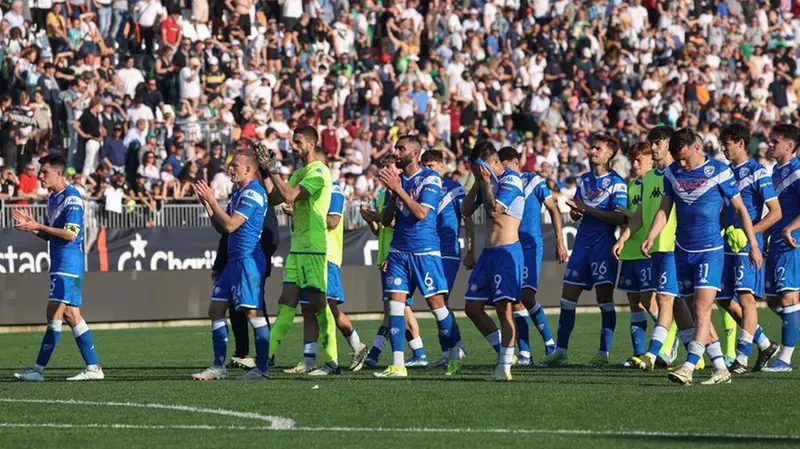 Il Brescia esce dal campo a Venezia a fine partita - Foto New Reporter Nicoli © www.giornaledibrescia.it