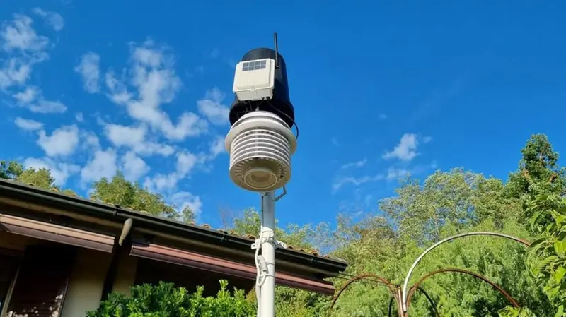 Una stazione meteorologica dotata dell'indispensabile schermo solare