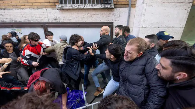 Momenti di tensione alla manifestazione degli studenti pro Palestina all’interno della Sapienza, durante il senato accademico. Roma 16 aprile 2024 ANSA/MASSIMO PERCOSSI