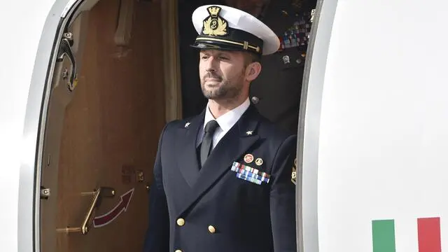 Il maro' Salvatore Girone scende dall'aereo dopo il suo arrivo all'aeroporto di Ciampino, Roma, 28 maggio 2016. ANSA/GIORGIO ONORATI