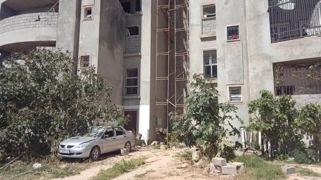 Le forze di Khalifa Haftar hanno lanciato cinque missili Grad nel corso della notte sul quartiere di Abu Slim, a ridosso del centro di Tripoli, 15 aprile 2019. Un missile ha centrato un'abitazione, causando almeno tre feriti, e distruggendo diverse auto parcheggiate nei pressi. ANSA/CLAUDIO ACCOGLI