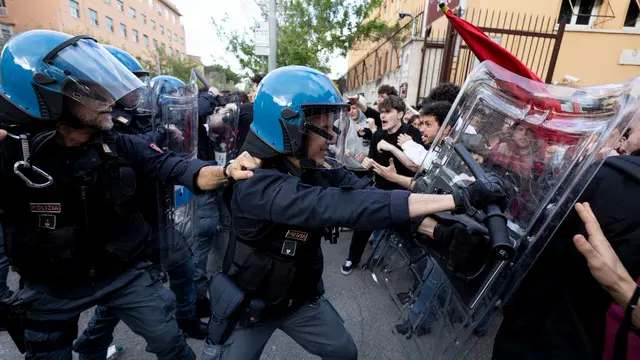 Scontri con la polizia alla manifestazione degli studenti pro Palestina fuori dell’università la Sapienza. Roma 16 aprile 2024 ANSA/MASSIMO PERCOSSI