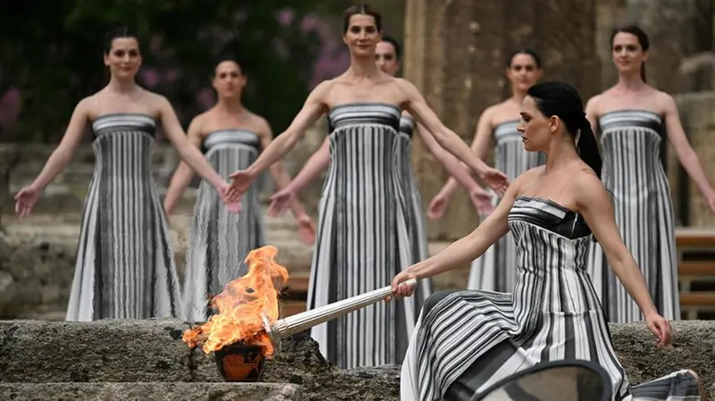 La cerimonia dell’accensione del sacro fuoco a Olimpia