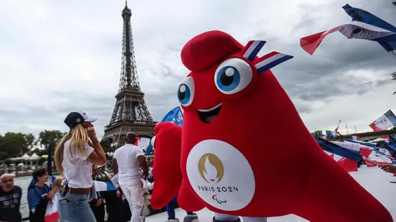 Sotto la Torre Eiffel a Parigi inizieranno i Giochi tra 100 giorni
