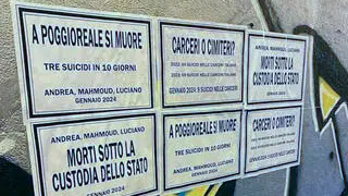I manifesti funebri affissi nella notte dagli attivisti del centro sociale dall'Ex Opg Je So' Pazzo, ai muri di Napoli dopo i suicidi avvenuti nel carcere di Poggioreale, 26 gennaio 2024 ANSA/