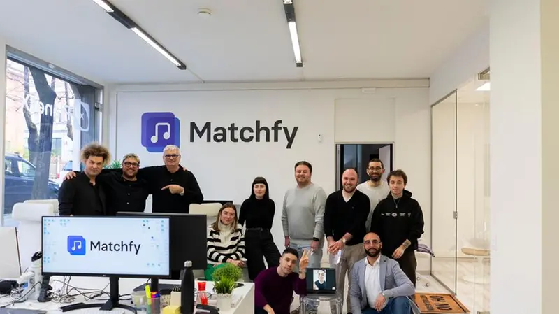 La sede di Matchfy. Nella foto (è il terzo da sinistra) anche Donato Romano, uno dei finanziatori della startup - © www.giornaledibrescia.it