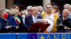 Il Presidente nazionale Anpi Gianfranco Pagliarulo al comizio per la festa della Liberazione in piazza Duomo a Milano, 25 aprile 2022.ANSA/MOURAD BALTI TOUATI
