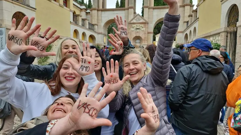 Fan in coda fuori dal Vittoriale, aspettando Vasco