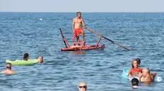 I bagnanti affollano la spiaggia, a Miramare di Rimini, 27 agosto 2017. ANSA/MANUEL MIGLIORINI