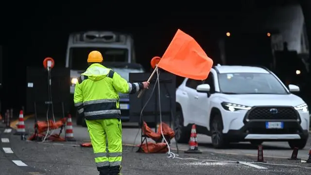 Addetti alla.sicurezza stradale all'uscita di una galleria sulla A26. Dopo lavori di ripristino durati circa due anni, verra' riaperta al traffico in direzione Genova l'11 febbraio la galleria Manfreida. Genova, 08 febbraio 2024. ANSA/LUCA ZENNARO (autostrade, A26, sicurezza, lavoratori, operai, lavori, galleria,autostrada)