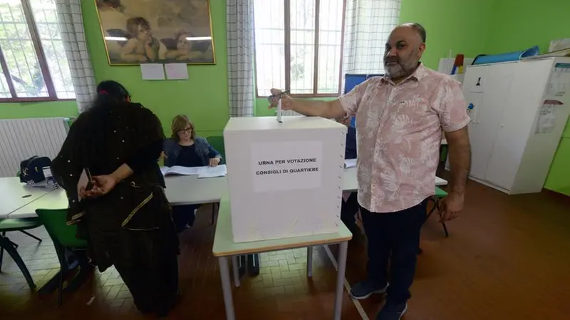 Un cittadino vota per il rinnovo dei consigli di quartiere il 14 aprile 2024 © www.giornaledibrescia.it