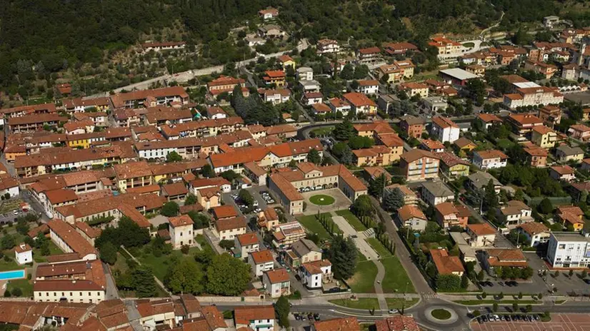 Una veduta di Provaglio d'Iseo con al centro il municipio © www.giornaledibrescia.it