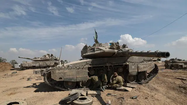 epa11265633 Israeli Soldiers from Unit 98 perform maintenance work on their tanks after withdrawing from Khan Yunis in the southern Gaza Strip, at an undisclosed location near the Gaza border, Israel, 08 April 2024. Six months after the 07 October Hamas attacks on Israel, the Israeli army announced on 07 April its partial withdrawal from parts of the southern Gaza Strip. EPA/ATEF SAFADI