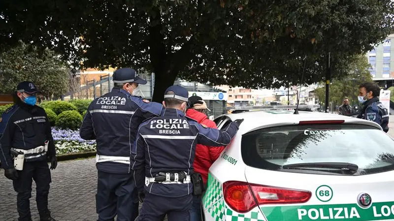 L'ordinanza è stata eseguita dagli agenti della Polizia locale di Brescia © www.giornaledibrescia.it
