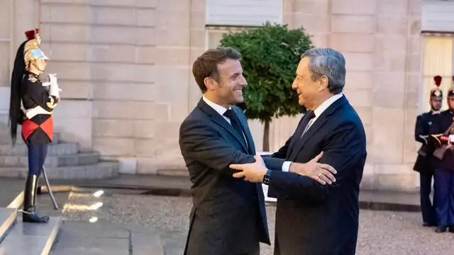 Outgoing Italian Prime Minister Mario Draghi is welcomed by French President Emmanuel Macron upon his arrival at the Elysee Palace, in Paris, France, 13 october 2022. Draghi and Macron will have a private dinner at the presidential palace. ANSA/ CHIGI PALACE PRESS OFFICE/ FILIPPO ATTILI +++ ANSA PROVIDES ACCESS TO THIS HANDOUT PHOTO TO BE USED SOLELY TO ILLUSTRATE NEWS REPORTING OR COMMENTARY ON THE FACTS OR EVENTS DEPICTED IN THIS IMAGE; NO ARCHIVING; NO LICENSING +++ (NPK)