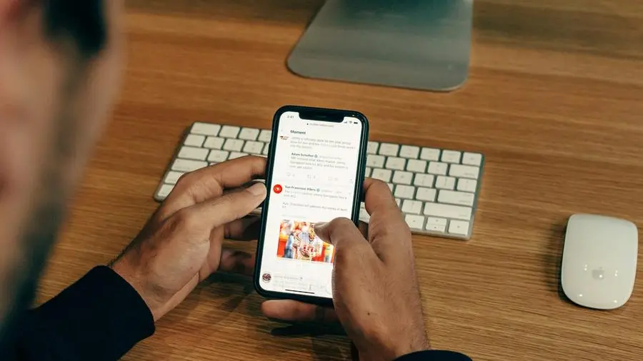 Quanto tempo passiamo scorrendo i feed dei nostri social?