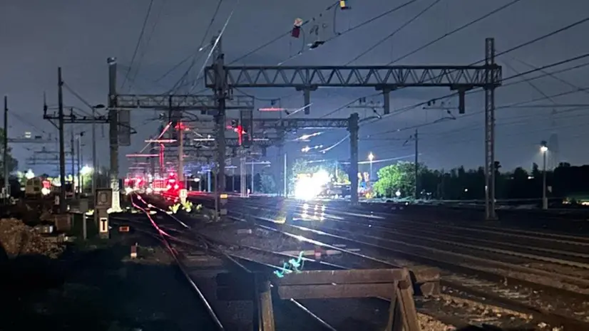 In lontananza il treno bloccato alla stazione di Rezzato © www.giornaledibrescia.it