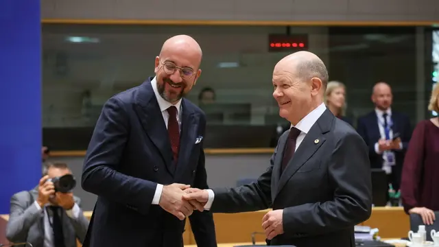 epa11285006 German Chancellor Olaf Scholz (R) and European Council President Charles Michel (L) shake hands at a roundtable during a special meeting of the European Council in Brussels, Belgium, 17 April 2024. EU leaders gather in Brussels for a two-day summit to discuss the economy and competitiveness, as well as Ukraine, Turkey and the Middle East, including Lebanon, among other issues. EPA/OLIVIER MATTHYS