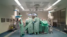 Medici al lavoro in una sala operatoria della Poliambulanza