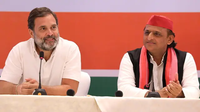 epa11283723 Senior Congress leader Rahul Gandhi (L) and Samajwadi Party president Akhilesh Yadav (R) from Indian National Developmental Inclusive Alliance (I.N.D.I.A), a multi-party political alliance against ruling and Narendra Modi led Bhartiya Janta party, hold a joint press conference in Ghaziabad, Uttar Pradesh, India, 17 April 2024. General elections in India will be held in seven phases between 19 April and 01 June 2024 in which about 968 million people are eligible to vote. EPA/HARISH TYAGI