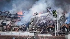 Intervento dei vigili del fuoco incendio tetto di un palazzo in via Vanchiglia. Torino 18 aprile 2024 ANSA/TINO ROMANO