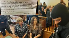 La foto combo mostra la lettera di Ilaria Salis con l'autorizzazione a diffondere le proprie immagini in catene e lei durante il processo a Budapest, 28 marzo 2024. ANSA/Enrico Martinelli