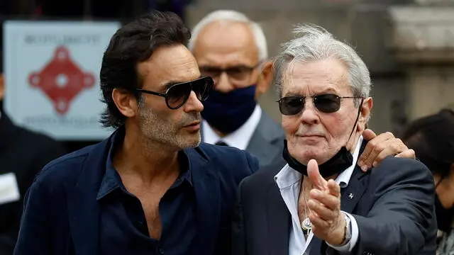 epa09459181 French actor Alain Delon (R) and his son Anthony Delon (L) arrive for the funeral ceremony of the late French actor Jean-Paul Belmondo, in Paris, France, 10 September 2021. Belmondo died on 06 September 2021, at the age of 88. EPA/IAN LANGSDON