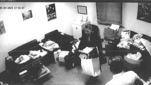 'ordinanza di avellino in cui ci sono le foto che hanno i siti dell'ex sindaco che si porta via il computer dall'ufficio.