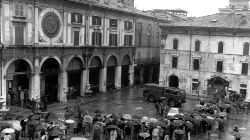 Piazza Loggia dopo la strage - Foto © www.giornaledibrescia.it