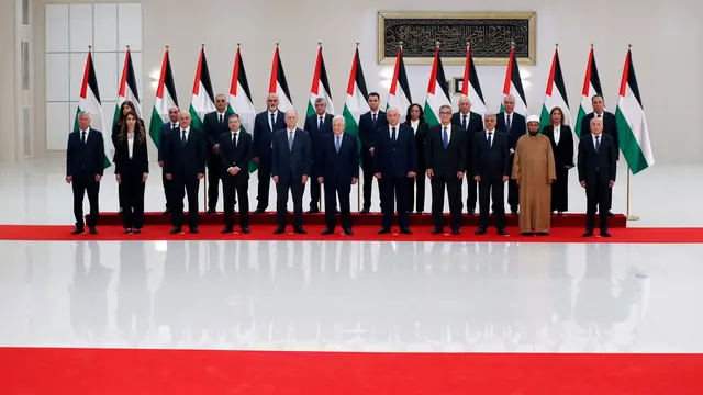 epa11253687 Palestinian President Mahmoud Abbas (C) and ministers of the reshuffled government pose for a family photo following the oath-taking ceremony in the West Bank city of Ramallah, 31 March 2024. Mustafa and 23 ministers took the oath before Palestinian President Mahmoud Abbas after a decision of reshuffling the government. Abbas chose the 69-year-old business figure for the post and asked him to form a government after Mohammad Shtayyeh resigned as prime minister in February 2024. EPA/ALAA BADARNEH