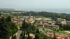 Una veduta di Padenghe sul Garda con il suo municipio - © www.giornaledibrescia.it