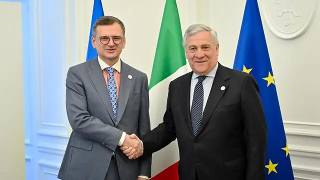 Il ministro degli Esteri Antonio Tajani, durante un incontro bilaterale con il Ministro degli Esteri dell’Ucraina, Dymitro Kuleba, in occasione del G7 dei ministri degli Esteri a Capri, 19 aprile 2024. ANSA/ALESSANDRO DI MEO - - - - - - - - - - - - - - - - - Foreign Minister Antonio Tajani during a bilateral meeting with the Foreign Minister of Ukraine, Dymitro Kuleba, on the occasion of the G7 Foreign Ministers' Meeting in Capri, Italy, 19 April 2024. ANSA/ ALESSANDRO DI MEO