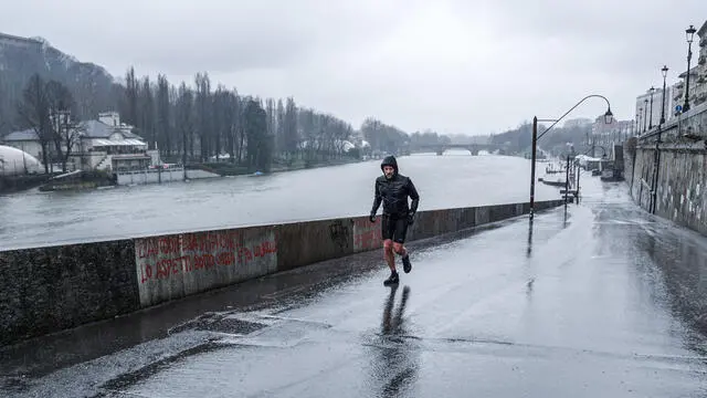 Nonostante la pioggia incessante, c'è chi fa attività sportiva lungo il Po. È stata diramata l'allerta gialla a Torino e in tutto il Piemonte a causa del maltempo. I Murazzi, in centro, sono osservati speciali il 3 marzo 2024 ANSA/JESSICA PASQUALON