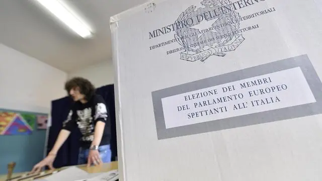 Un'urna elettorale in un seggio fotografato in occasione del voto per le elezioni europee, Milano, 26 Maggio 2019. ANSA/FLAVIO LO SCALZO