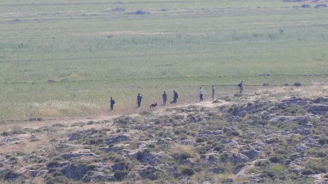 epa11275986 Israeli settlers search for a missing 14-year-old near the the West Bank village of Al-Mughayyir, near Ramallah, 13 April 2024. According to the Palestinian Health Ministry, at least one Palestinian was killed and 27 others were wounded, while dozens of vehicles and houses were set ablaze by settlers, during clashes that erupted the previous night amid an Israeli operation in the area. The IDF and Israel's police confirmed a search operation was ongoing for a missing Israeli teenager. EPA/ALAA BADARNEH