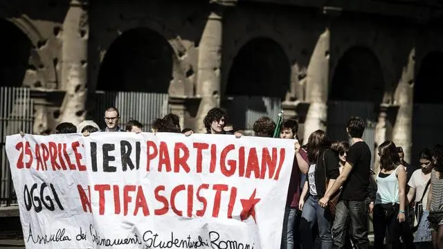 Un momento del corteo organizzato dall'Anpi in occasione della Festa della Liberazione, Roma 25 aprile 2014. ANSA/ ANGELO CARCONI