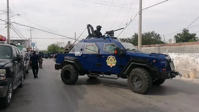 epa09309986 Members of the special group of the state police guard the area of a shooting between security forces and unidentified gunmen, in Reynosa, Tamaulipas state, Mexico, 28 June 2021. The Ministry of Public Security (SSP) raised the alarm as the shooting came nine days after 15 civilians were killed by an armed group in the same municipality on 19 June. EPA/Martin Juarez
