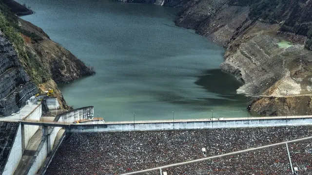 epaselect epa11287660 A view of the Mazar dam and low water levels in the Mazar reservoir, in the province of Azuay, Ecuador, 18 April 2024. Ecuador faces blackouts of up to eight hours this 18 April and 19 April, due to low water levels in hydroelectric reservoirs, a serious energy crisis that has forced the Government to suspend the working day and school classes, amid complaints of alleged sabotage before the referendum on 21 April called for by the president Daniel Noboa, on reforms in security, justice and employment. EPA/Robert Puglla