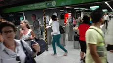 La fermata della metropolitana della Stazione centrale di Milano è stata evacuata per un allarme bomba: un pacco sospetto trovato alla fermata sulla linea M2 in direzione Abbiategrasso, 25 luglio 2016. ANSA/DANIEL DAL ZENNARO