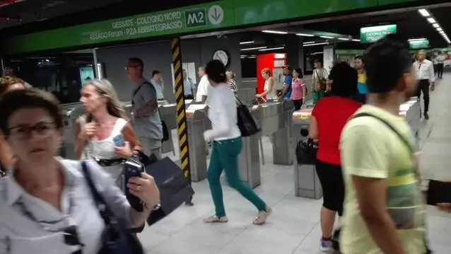 La fermata della metropolitana della Stazione centrale di Milano è stata evacuata per un allarme bomba: un pacco sospetto trovato alla fermata sulla linea M2 in direzione Abbiategrasso, 25 luglio 2016. ANSA/DANIEL DAL ZENNARO