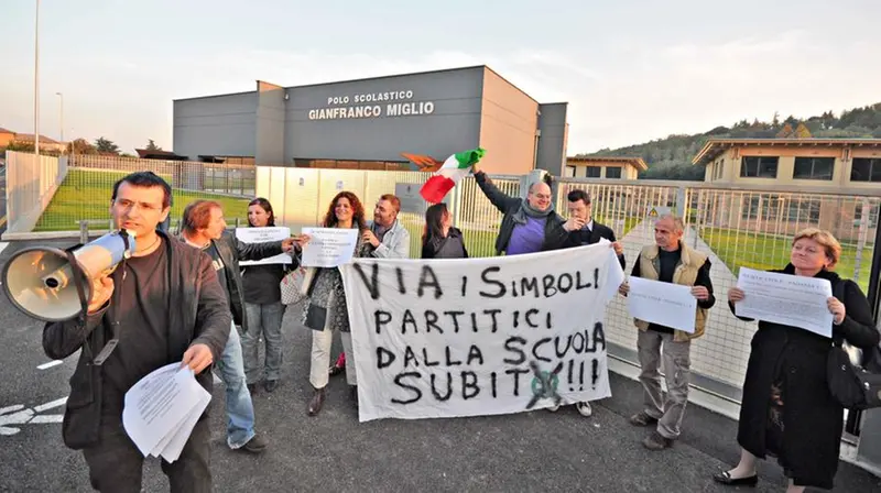 Le proteste a Adro per l'intitolazione del plesso scolastico a Miglio - Foto New Eden Group © www.giornaledibrescia.it