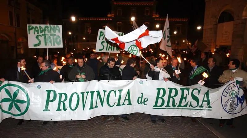 Nel 2004, fiaccolata della Lega Nord in piazza del Mercato prima di un comizio di Bossi