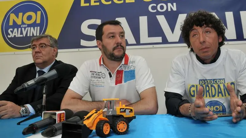 Volpi a fianco di Salvini durante il tour elettorale al Sud nel 2015 - Foto Ansa © www.giornaledibrescia.it