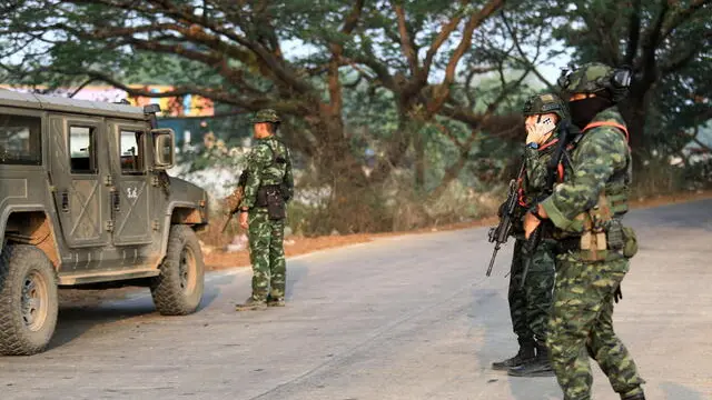 epa11289790 Thai soldiers stand guard as Myanmar villagers cross the Moei river at the Thai-Myanmar border district of Mae Sot, Tak province, Thailand, 20 April 2024. Clashes between armed Karen rebel groups and the Myanmar military caused numerous villagers to flee to Thailand, according to the Director-General of the Department of Information and Spokesperson of the Thai Ministry of Foreign Affairs, Nikorndej Balankura. EPA/SOMRERK KOSOLWITTHAYANANT