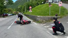I carabinieri con la moto sul luogo dell'incidente