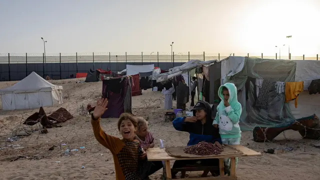 epa11290535 Internally displaced Palestinians, who fled their homes due to the Israel-Hamas conflict, take shelter near the border with Egypt, in Rafah, southern Gaza Strip, 20 April 2024. Since 07 October 2023, up to 1.7 million people, or more than 75 percent of the population, have been displaced throughout the Gaza Strip, some more than once, in search of safety, according to the United Nations Relief and Works Agency for Palestine Refugees in the Near East (UNRWA), which added that the Palestinian enclave is 'on the brink of famine', with 1.1 million people (half of its population) 'experiencing catastrophic food insecurity' due to the conflict and restrictions on humanitarian access. EPA/HAITHAM IMAD