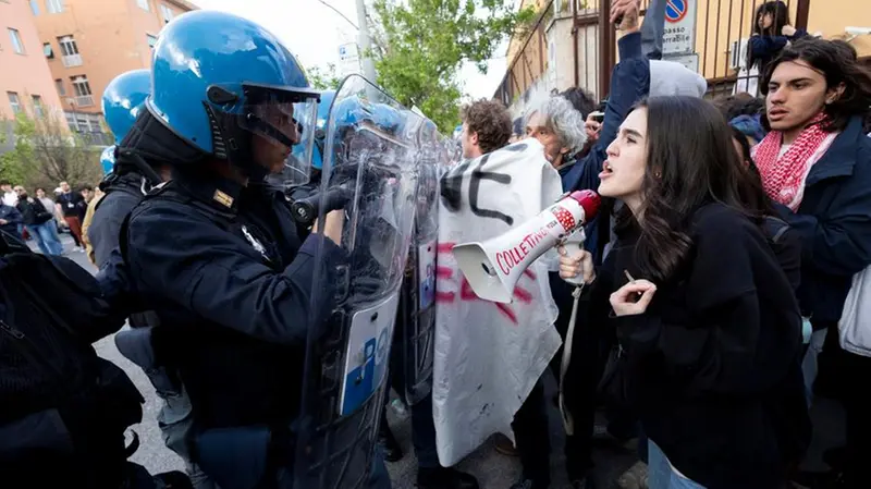 Scontri con la polizia alla manifestazione degli studenti pro Palestina fuori dell’università la Sapienza di Roma il 16 aprile - Foto Ansa © www.giornaledibrescia.it